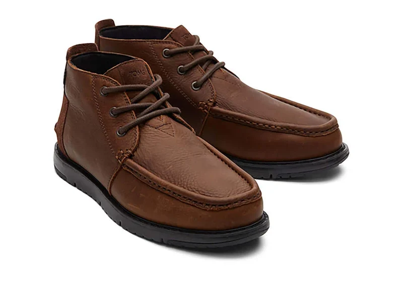 TOMS Wasserabweisender Navi Chukka-Stiefel für Herren aus Leder – Chicory Brown