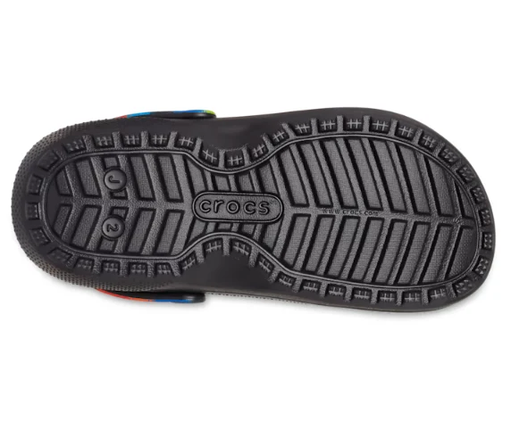 Crocs Klassischer, gefütterter Spray-Dye-Clog für Kinder – Schwarz
