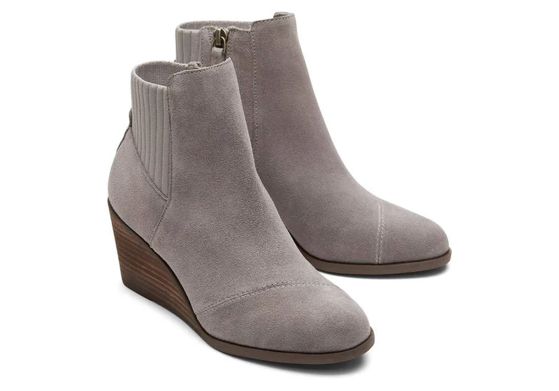 TOMS Damen-Stiefelette „Sadie“ aus Wildleder mit Keilabsatz – Grau
