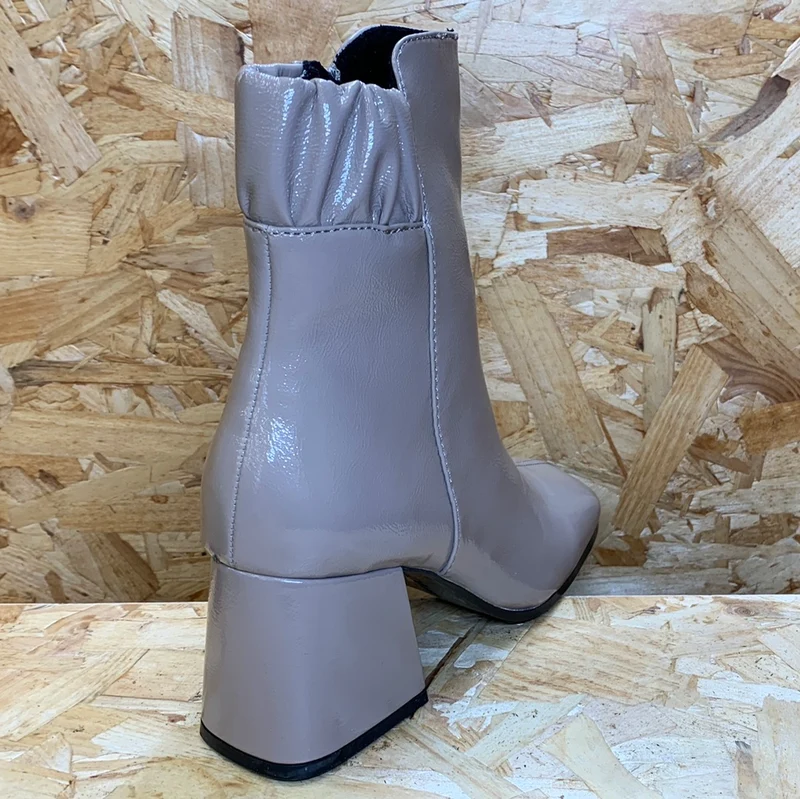 S. Oliver Damen Fashion Patent Ankle Boot mit Absatz - Taupe