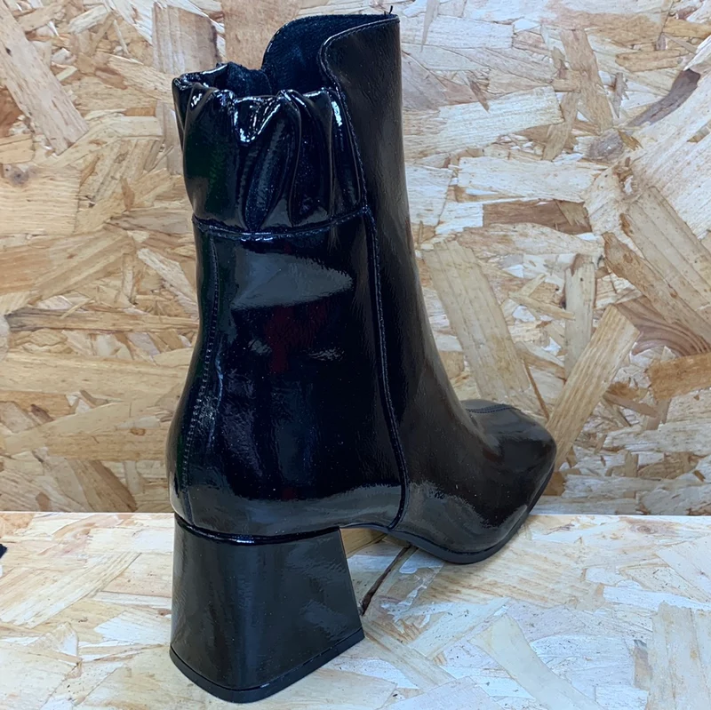 S. Oliver Damen Fashion Patent Ankle Boot mit Absatz - Schwarz