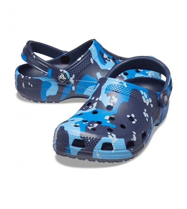 Crocs Klassischer, bedruckter Unisex-Camouflage-Clog – Marineblau/Mehrfarbig
