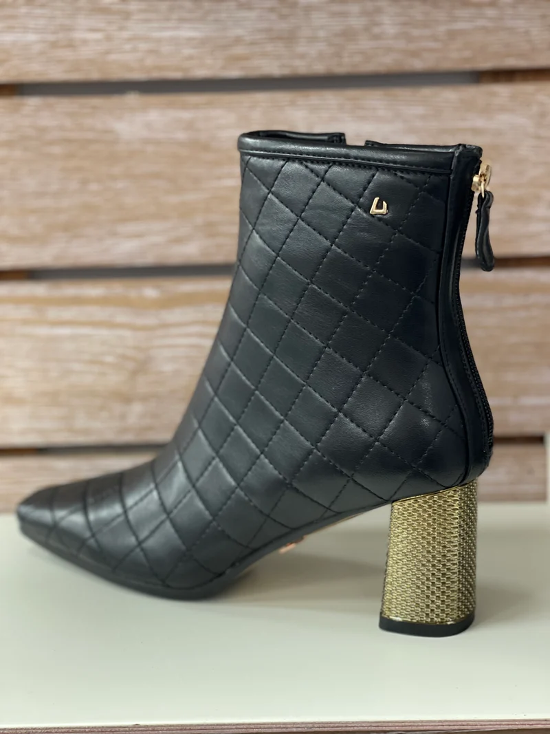 Una Healy Damen Broken Arrows Fashion Ankle Boot – Vinyl Black Cube