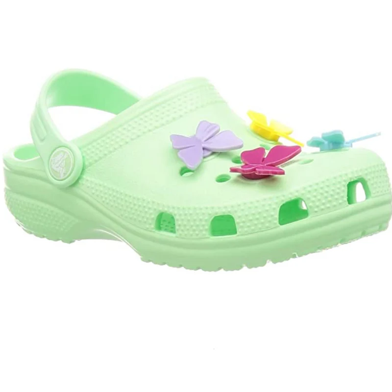 Crocs - Klassischer Clog mit Schmetterlingsanhänger – Neo Mint