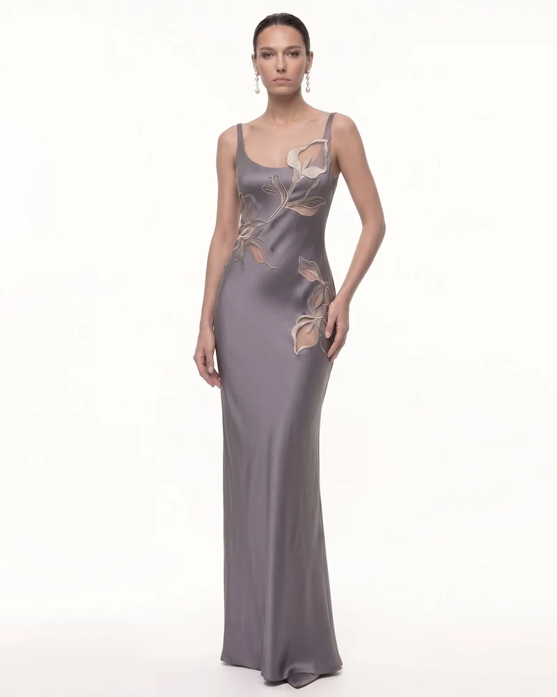Calla Lily Maxikleid aus Satin mit 3D-Blumen - Grauviolett