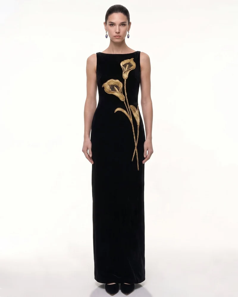 Calla Lilien-Maxikleid aus Samt mit Verzierungen im Säulen-Schnitt - Schwarz