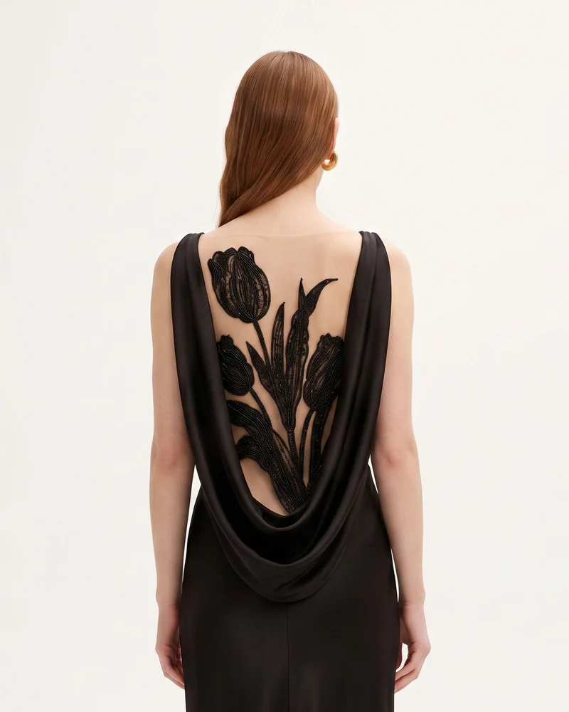 Tulpen-Applikation Maxikleid aus Satin mit Wasserfallausschnitt im Rücken - Schwarz