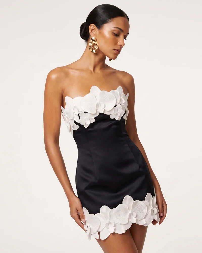 Trägerloses Minikleid mit Orchideen-Besatz – Schwarz & Elfenbein