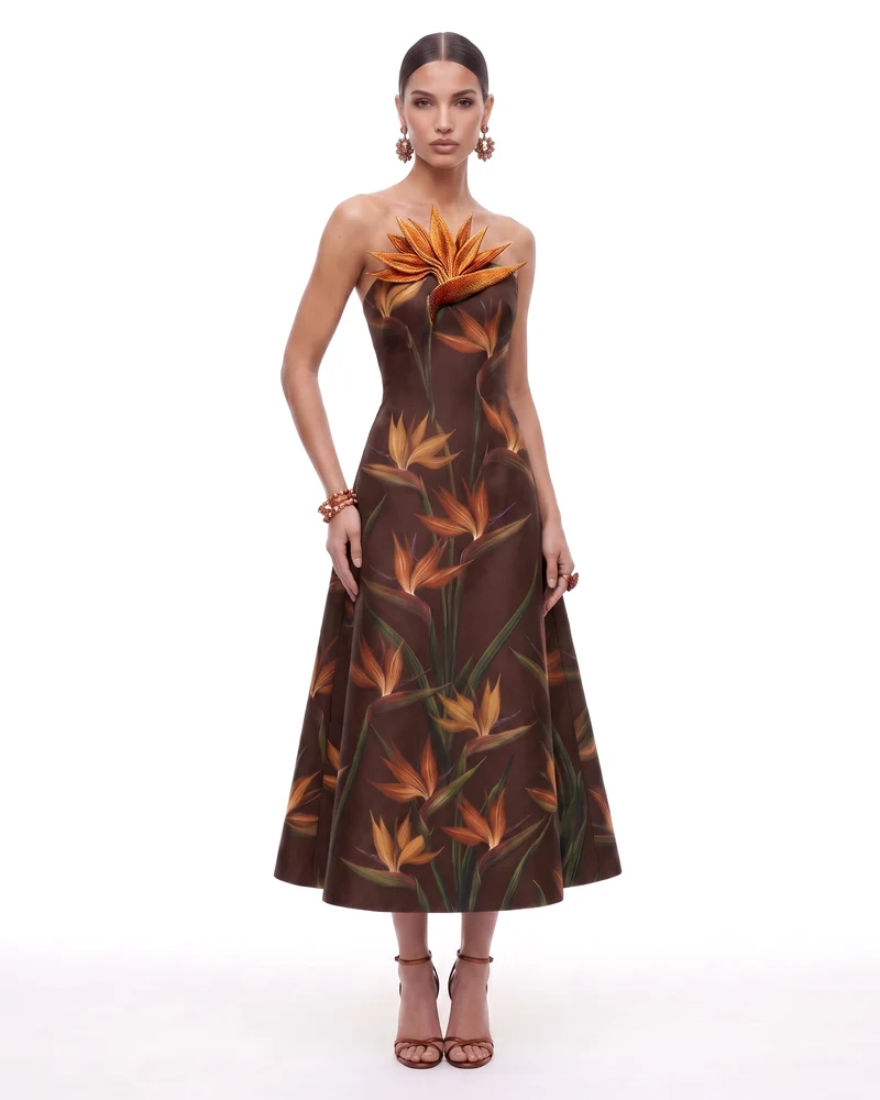 Trägerloses A-Linien-Midikleid mit Paradiesvogel-Applikation - Braun