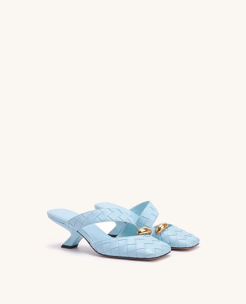 Noemi Gewebte Mules mit Metall-Detail und geschlossener Zehenpartie – Hellblau