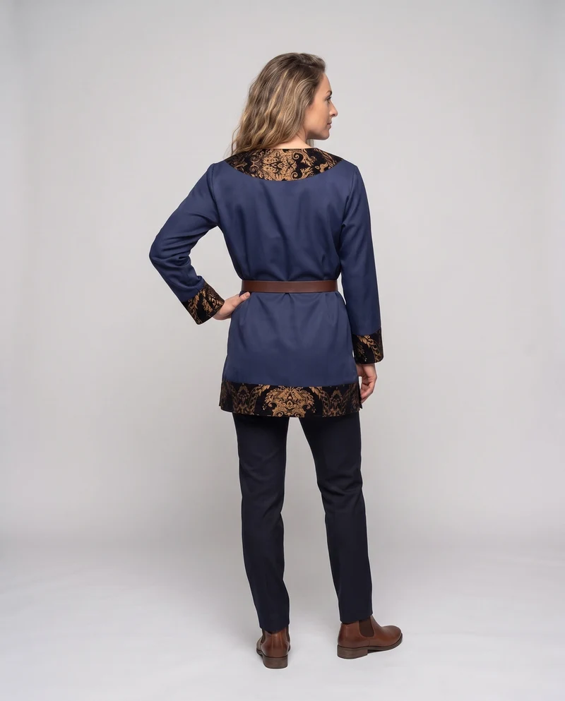 Elegante Damenkaftan mit aufwendigen Verzierungen und Gürtel Details Nord Taschen