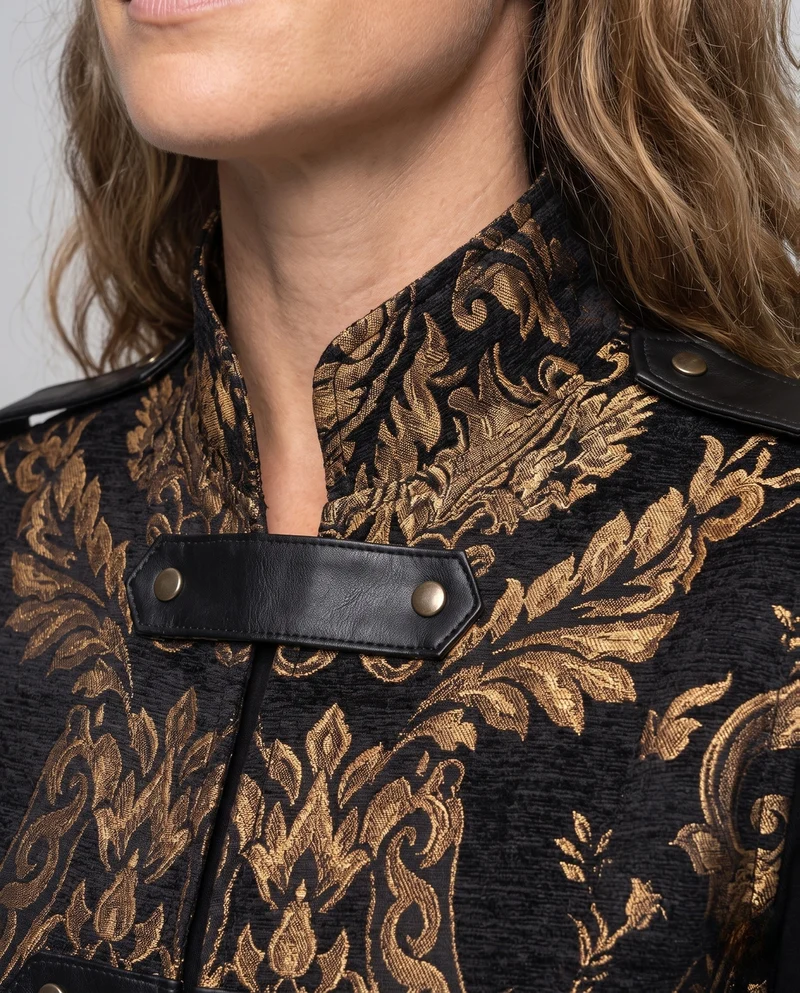 Damen elegante lange Robe mit aufwändigem Muster und hohem Kragen Nord Taschen