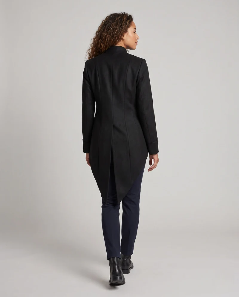 Damen eleganter Frack mit asymmetrischem Saum und aufwendigen Verzierungen Nord Taschen