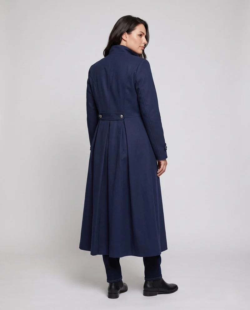 Frauen eleganter Frack mit dekorativen Knöpfen und hohem Kragen Nord Taschen