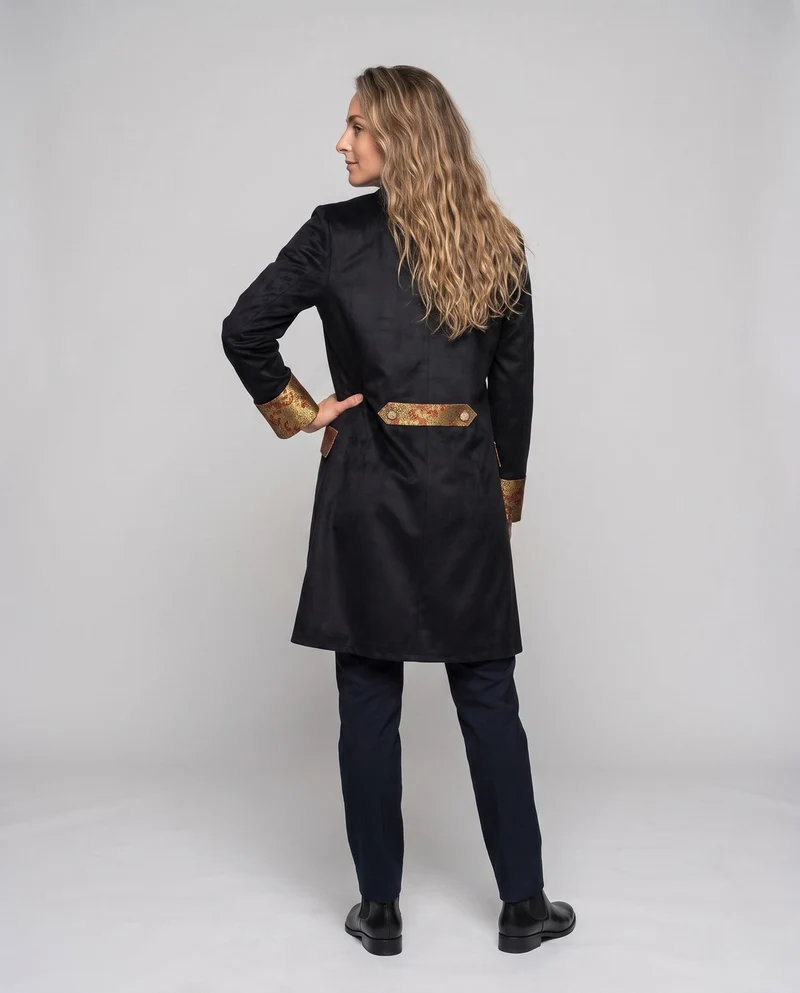 Damen eleganter Frack mit aufwendigen Verzierungen und goldenen Akzenten Nord Taschen
