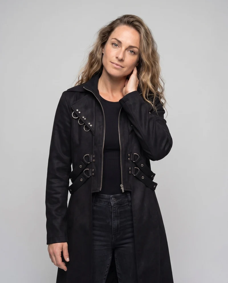 Damen eleganter Kapuzenmantel mit aufwändigen Schnallen und femininer Silhouette Nord Taschen