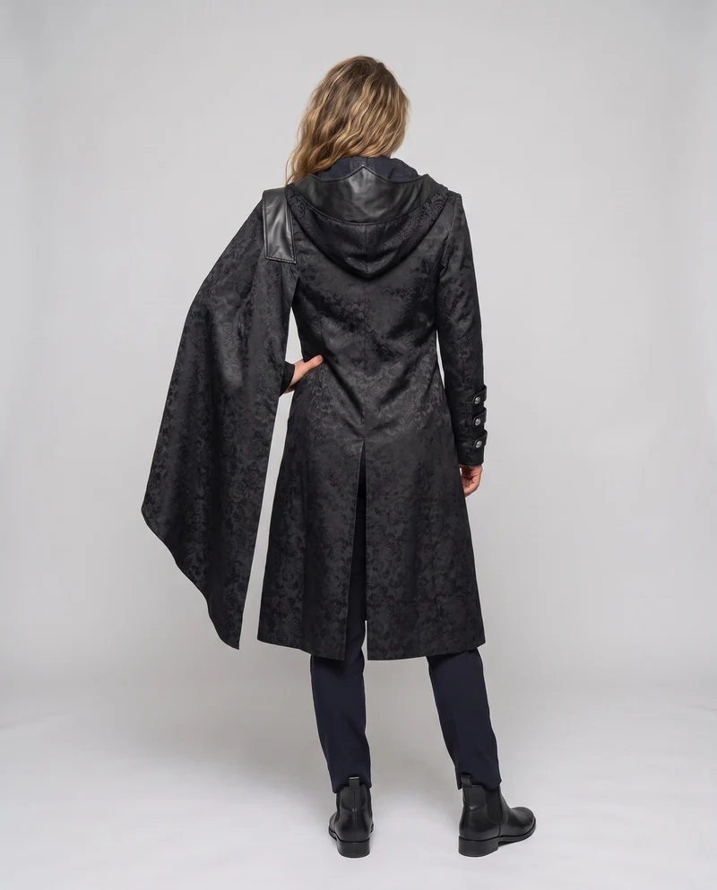 Eleganter Damenmantel mit Kapuze, aufwendigen Verzierungen und asymmetrischem Schnitt Nord Taschen