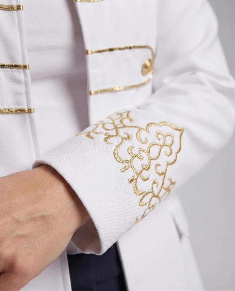 Frauenhistorischer Militärmantel mit goldenen Akzenten Nord Taschen