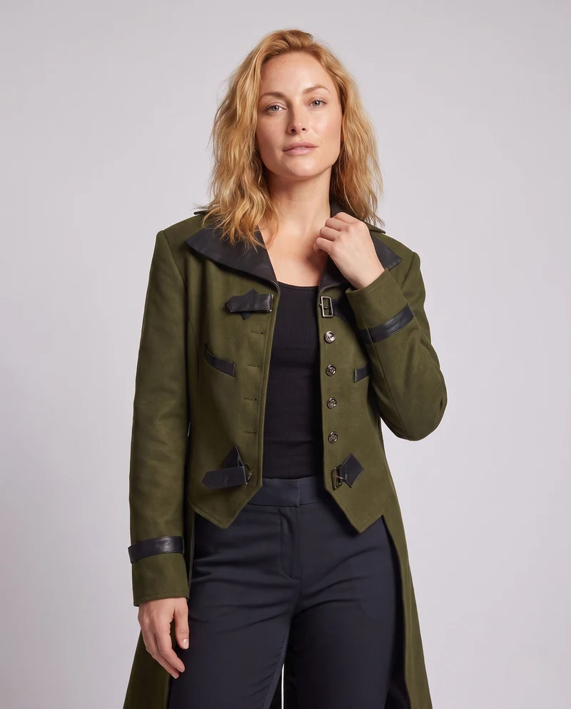 Damen historische Kostüm mit elegantem Frack und luxuriösen Accessoires Nord Taschen