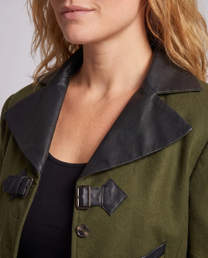 Damen historische Kostüm mit elegantem Frack und luxuriösen Accessoires Nord Taschen
