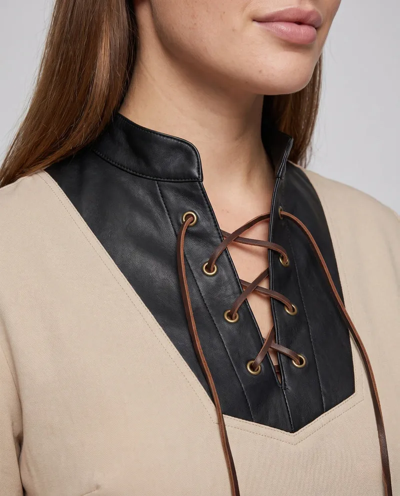 Frauenhistorisches Shirt mit dekorativen Schnürdetails und künstlerischen Ärmeln Nord Taschen