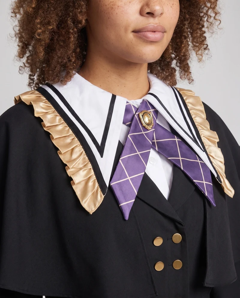 Damenkostümkleid mit historisch inspirierten Elementen und eleganten Accessoires Nord Taschen