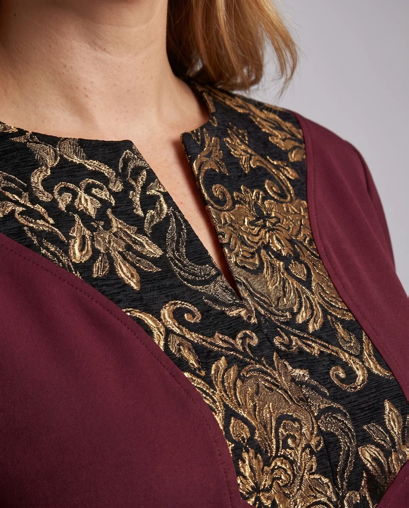 Frauen elegantes Langarmkleid mit künstlerischer Verzierungen und passendem Gürtel Nord Taschen
