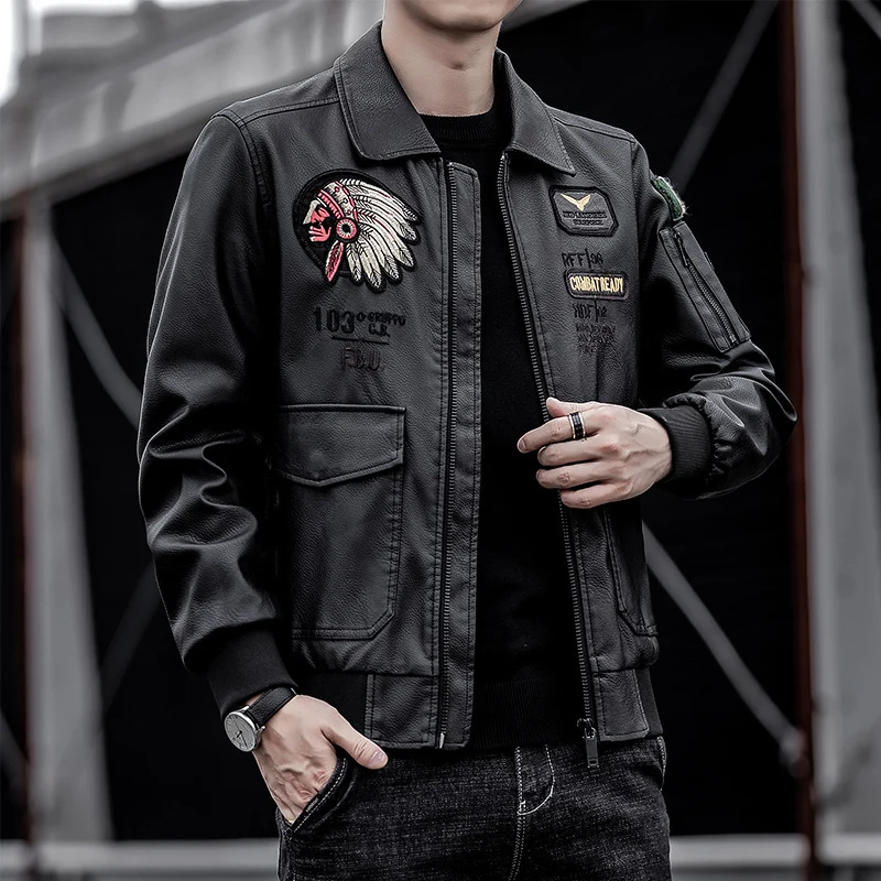 Herren Bomberjacke im Piloten-Look aus Lederimitat mit aufgesetzten Patches und Multifunktions-Taschen Nord Taschen