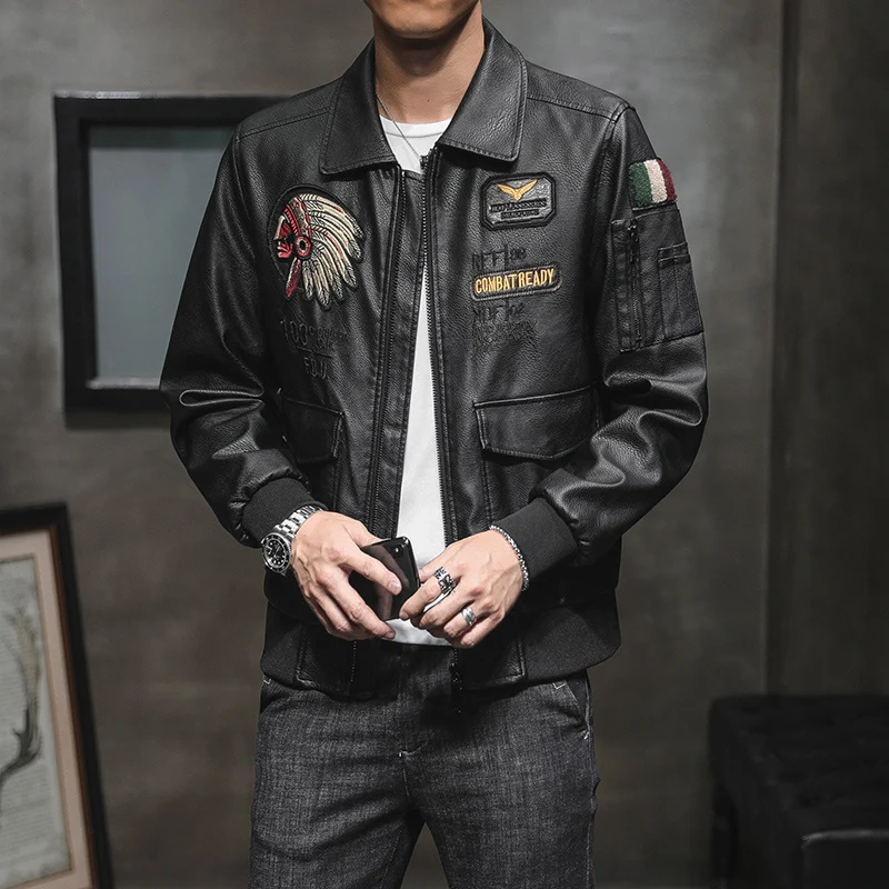 Herren Bomberjacke im Piloten-Look aus Lederimitat mit aufgesetzten Patches und Multifunktions-Taschen Nord Taschen