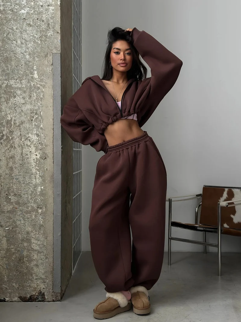Damen kurzes Oversize-Scuba-Zip-Hoodie mit Tunnelzug und figurformender High-Waist-Jogginghose Nord Taschen