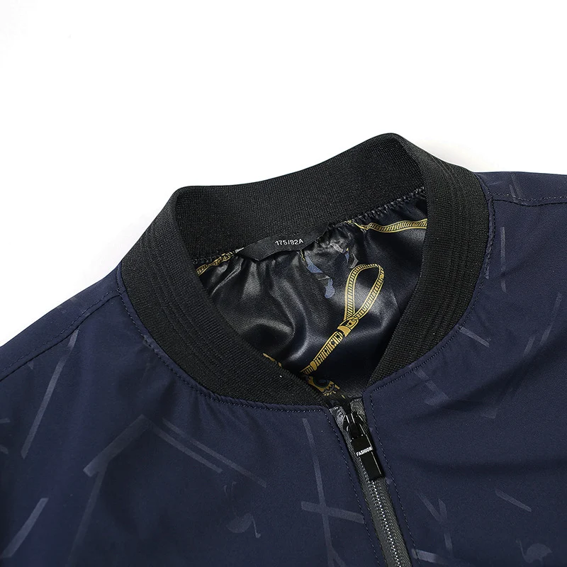 Herren Leichte Bomberjacke mit Allover-Linienmuster, glänzendem Druckfutter und Reißverschlusstaschen Nord Taschen
