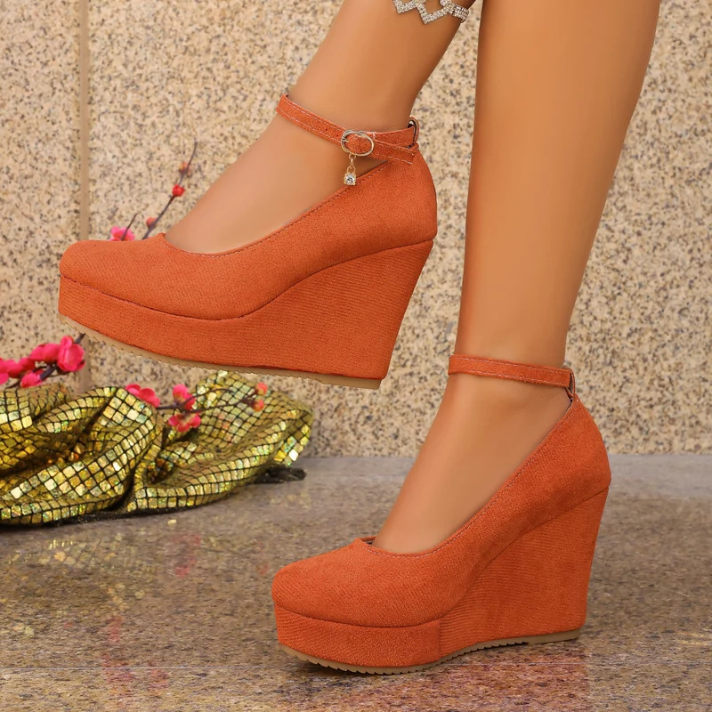 Damen Wedge-Pumps mit zierlichem Riemen und glänzendem Akzent Nord Taschen
