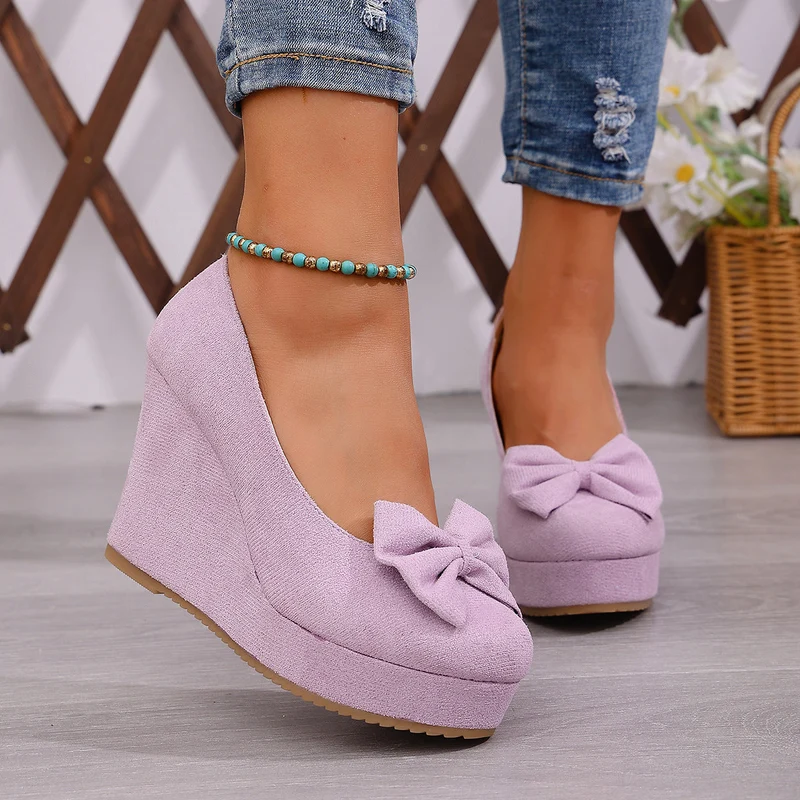 Damen Wedge-Pumps mit zierlichem Riemen und glänzendem Akzent Nord Taschen