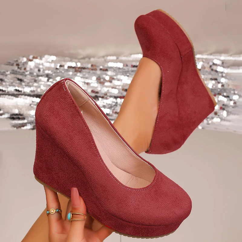 Damen Wedge-Pumps mit zierlichem Riemen und glänzendem Akzent Nord Taschen
