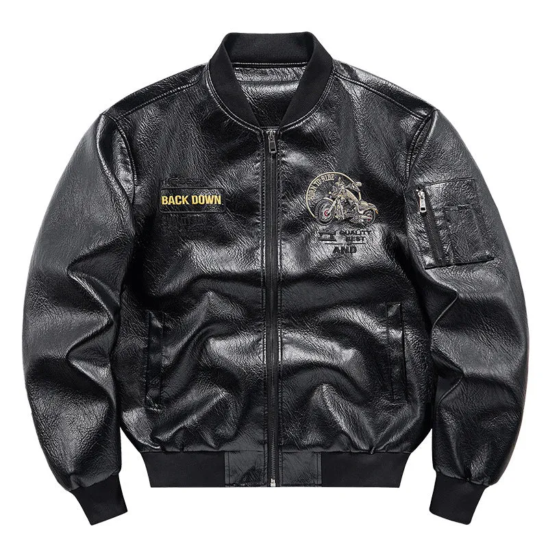 Herren Kunstleder‑Bomberjacke mit wärmender Fleece‑Innenfütterung, Motorrad‑Stickerei und Ärmeltasche Nord Taschen