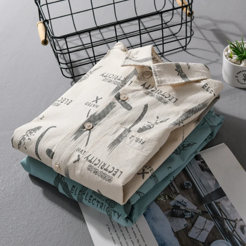 Herren Leichtes Baumwoll-Crinkle Hemd im Relaxed-Fit mit Typo-Alloverprint und aufgesetzter Brusttasche Nord Taschen