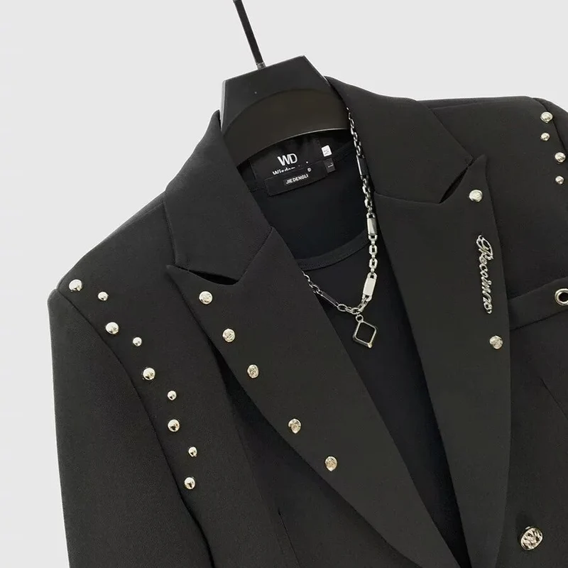 Damen Kurzer Doppelreiher-Blazer mit Nietenbesatz und Schnallenärmeln Nord Taschen