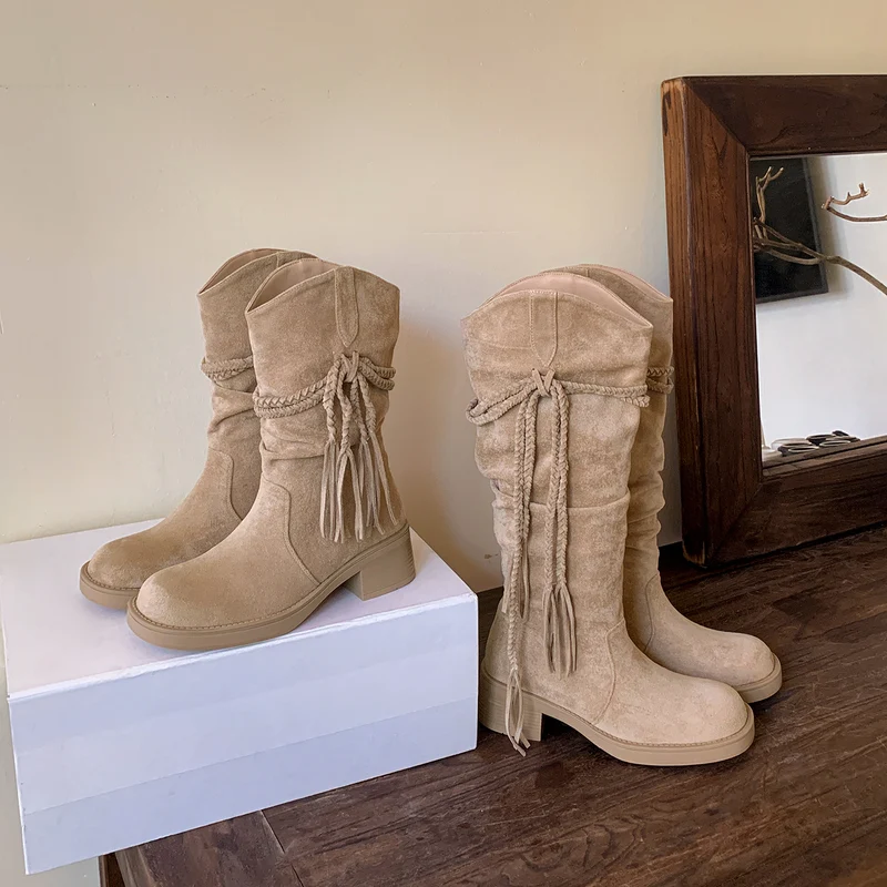 Damen Wadenhohe Veloursleder-Stiefel mit geflochtenem Quastenriemen Nord Taschen