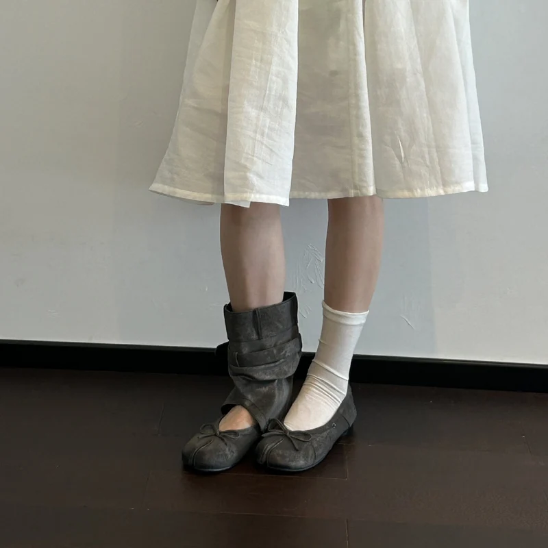 Damen Tabi-inspirierte Veloursleder-Ballerina mit Kappnaht und Schleifen-Detail Nord Taschen
