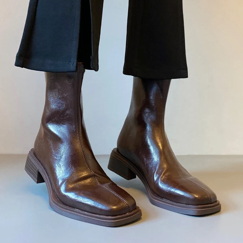 Damen Stiefelette im Reitstiefel‑Look aus softem Glattleder mit quadratischer Kappnaht und gestapeltem Blockabsatz Nord Taschen