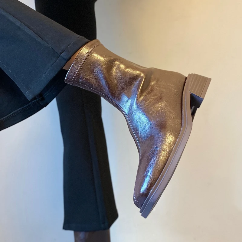 Damen Stiefelette im Reitstiefel‑Look aus softem Glattleder mit quadratischer Kappnaht und gestapeltem Blockabsatz Nord Taschen