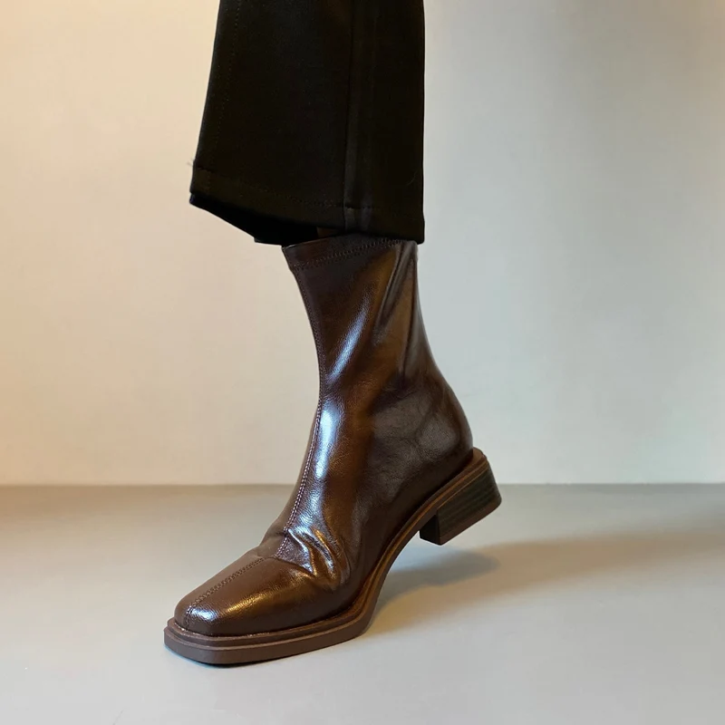 Damen Stiefelette im Reitstiefel‑Look aus softem Glattleder mit quadratischer Kappnaht und gestapeltem Blockabsatz Nord Taschen