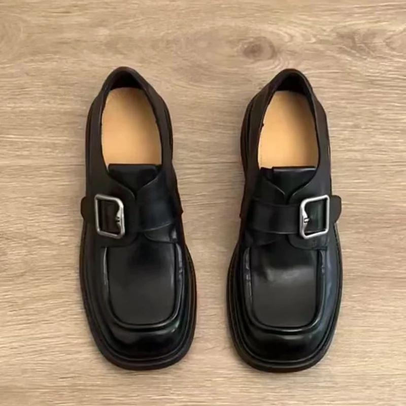 Damen Schnallen‑Loafer mit quadratischer Kappe und markanter Plateausohle Nord Taschen