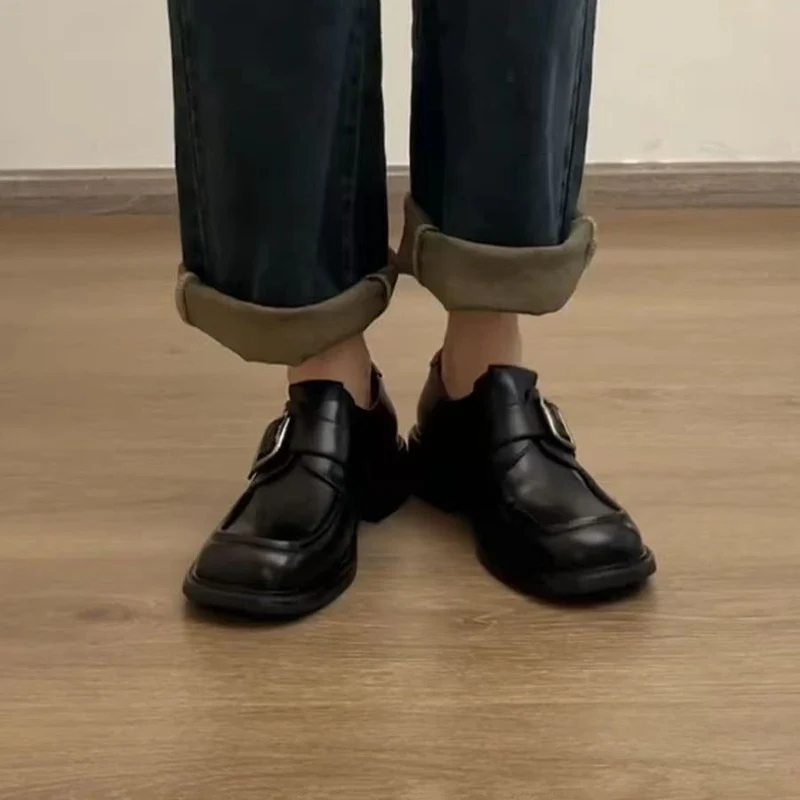 Damen Schnallen‑Loafer mit quadratischer Kappe und markanter Plateausohle Nord Taschen