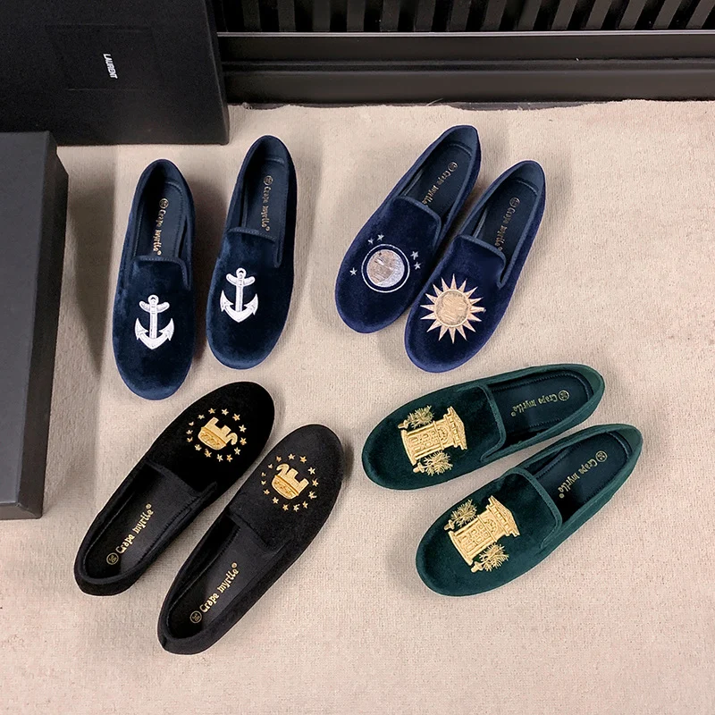 Damen Samt-Slipper mit Sonnenstickerei und goldener Absatzkappe Nord Taschen