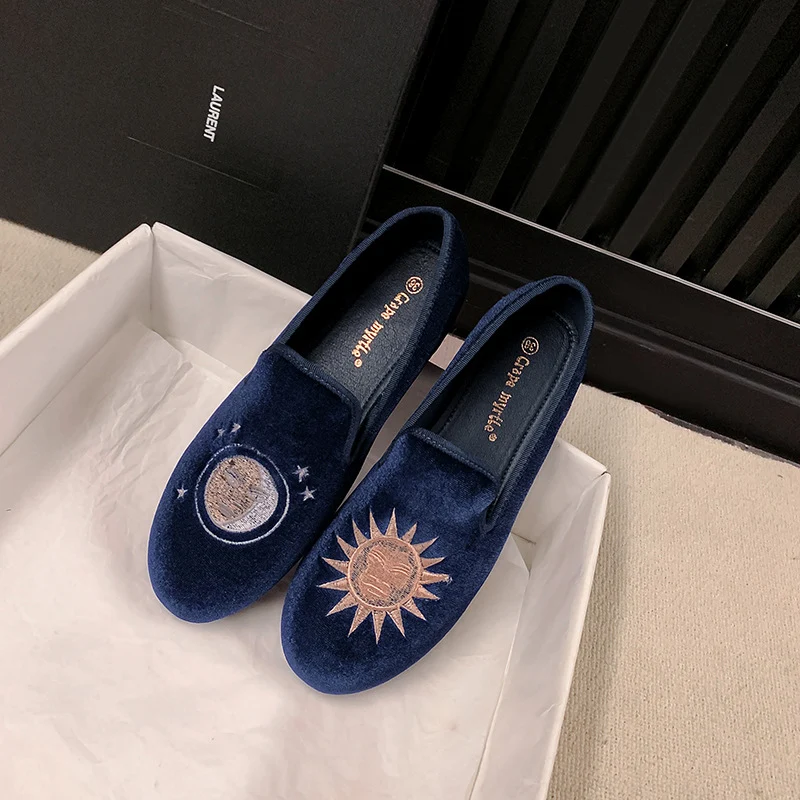 Damen Samt-Slipper mit Sonnenstickerei und goldener Absatzkappe Nord Taschen