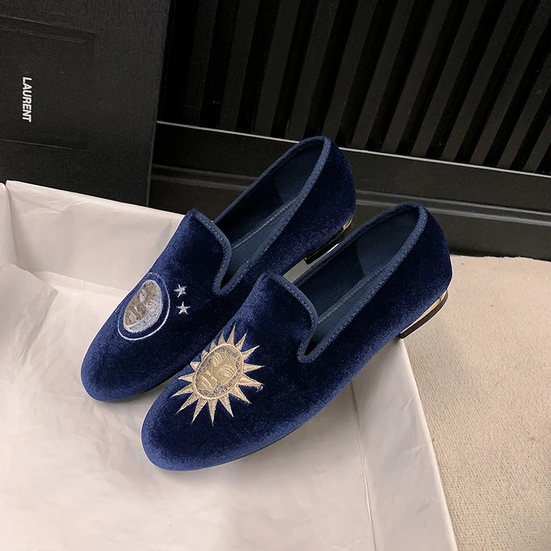 Damen Samt-Slipper mit Sonnenstickerei und goldener Absatzkappe Nord Taschen