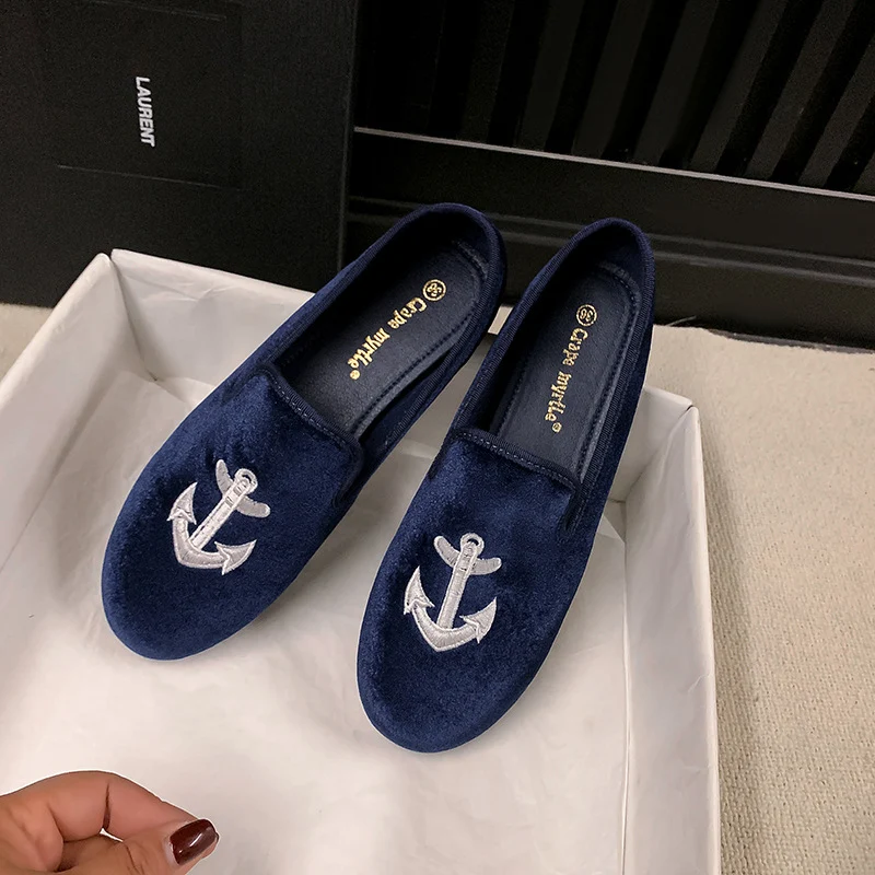 Damen Samt-Slipper mit Sonnenstickerei und goldener Absatzkappe Nord Taschen