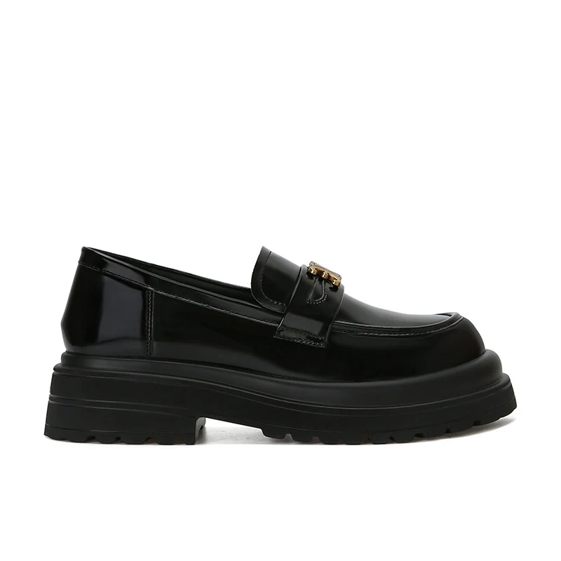 Damen Plateau-Loafer im Retro-Glanz mit markantem Zierriemen Nord Taschen