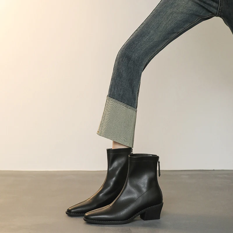 Damen Minimalistische Sock‑Ankleboot aus Glattleder mit hinterem Reißverschluss und sculpted Blockabsatz Nord Taschen